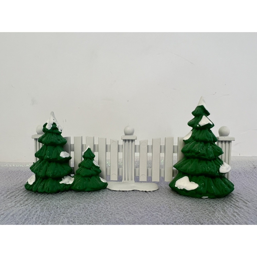 DEPARTMENT 56 XMAS VILLAGE 3 Frosty Tree-Lined Picket Fences‎